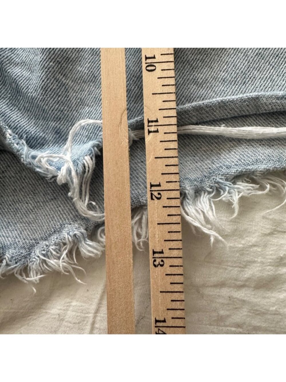 High-Waisted Distressed Button Up Denim Shorts Frayed Hem Zara Size 6 Beach - Picture 8 of 8